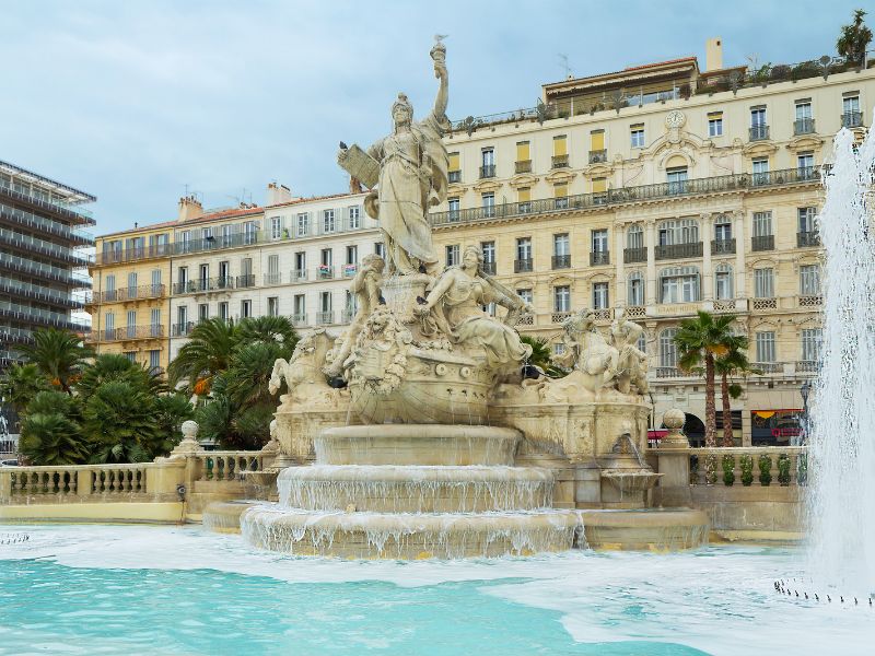 On vous explique comment choisir une école de commerce à Toulon