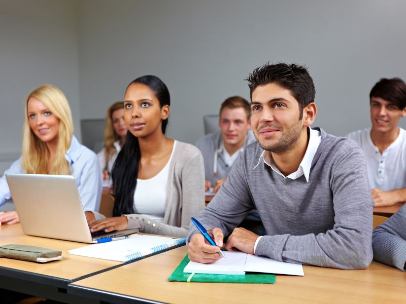 Etudiants en école de commerce à Toulon
